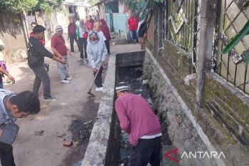 Anggota DPRD NTB gotong royong bersihkan sisa banjir Mataram