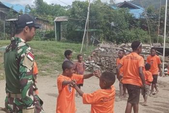 Prajurit Satgas Yonif 614/RJP ajarkan calistung ke anak Kanggime