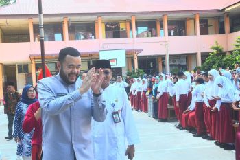 Wujudkan Progul Padang Juara,Wako Fadly Amran serahkan seragam dan LKS gratis