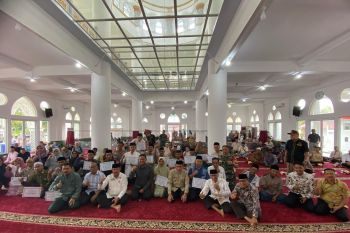 Wawako Maigus Nasir serahkan dana operasional triwulan II untuk RT/RW dan guru ngaji