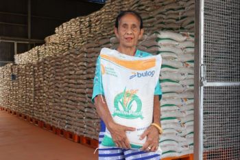 Perum Bulog siap menyalurkan bantuan pangan beras kepada 18,27 juta penerima