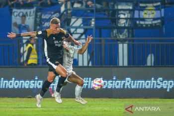 Belajar dari yang Terbaik, Penyerang Muda Persib Serius Gali Pengalaman Senior