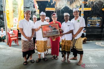 Pemkab Badung serahkan dana hibah untuk upacara adat masyarakat