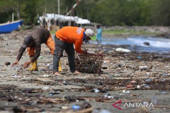 FOTO - Pantai wisata tertutupi sampah