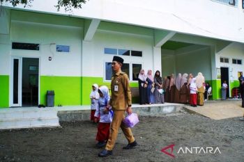 Bupati Aceh Barat antar anaknya saat hari pertama masuk sekolah, ini maknanya