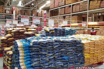 Stok beras di gudang Bulog Sumsel-Babel capai 100 ribu ton, cukup untuk kebutuhan 2025