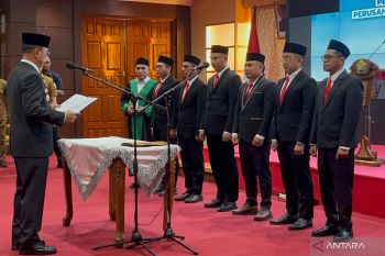 Gubernur Andi Sumangerukka lantik enam pejabat Perumda Sultra