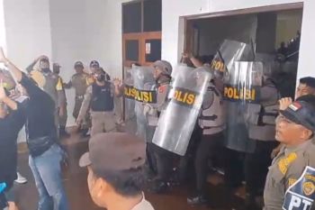 Demo penertiban sound horeg di Baubau berakhir ricuh