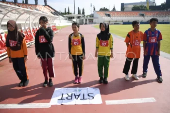 Pemeriksaan kesehatan peserta didik sekolah rakyat di Samarinda