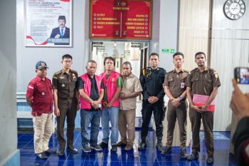 Kejari Alor menahan dua tersangka dugaan korupsi senilai Rp1,2 miliar