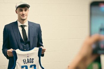 Pemain muda Dallas Mavericks Cooper Flagg cedera bahu kiri