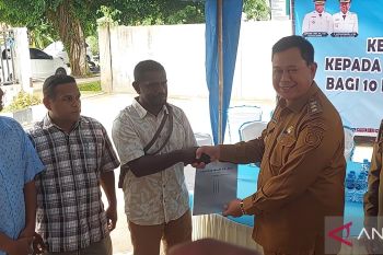Pemkot Sorong serahkan akta notaris kepada 13 Kopdes Merah Putih