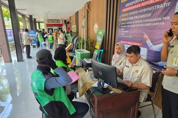 Ratusan pengemudi ojol antusias manfaatkan pemutihan PKB Jatim 2025