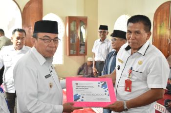 Wawako Maigus Nasir serahkan dana operasional RT/RW di Nanggalo