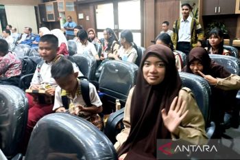 Puluhan pelajar SMPN 1 Sampit ikuti rapat paripurna di gedung DPRD