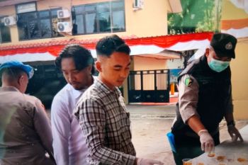 Personel Polres Maros periksa urine antisipasi penyalahgunaan Narkoba