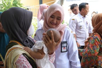 Wakil Wali Kota Tegal bagikan paket cegah stunting di Kelurahan Slerok