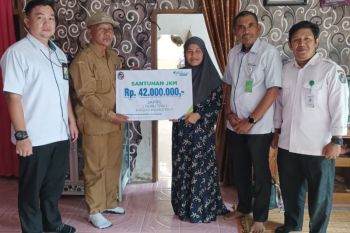 BPJS Ketenagakerjaan serahkan santunan kematian pada ahli waris Guru TPQ di Muaro Paiti