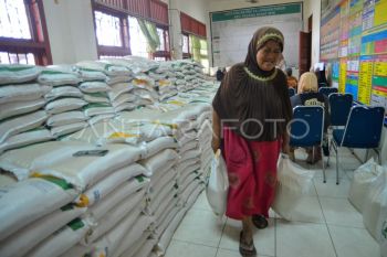 Pembagian bantuan pangan di Padang