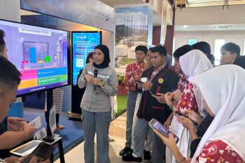 Ratusan pengunjung ramaikan stan DSLNG di bursa kerja Banggai 2025