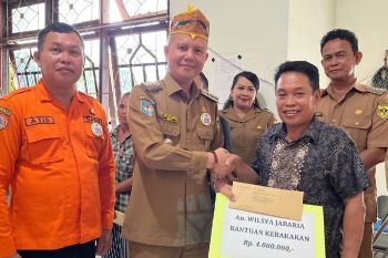 Puluhan korban kebakaran dan longsor di Gunung Mas diberi bantuan