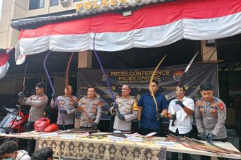 Mobil pribadi angkut 27 senjata tajam untuk tawuran di Lubang Buaya