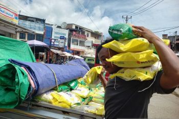 Bulog salurkan beras SPHP pedagang pasar tradisional Manado