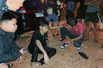 Tim penyelamat evakuasi pemuda yang nekat terjun dari jembatan satu Dompak