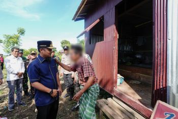 Gubernur Sulsel serahkan bantuan bedah rumah kepada lansia di Barru