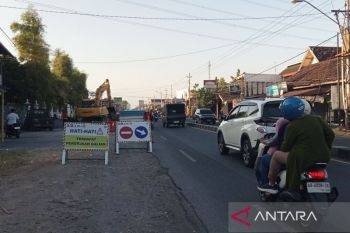 Bantul mengerahkan alat berat untuk pekerjaan pelebaran jalan batas kota