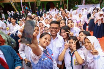 Gubernur Andra Soni tegaskan biaya sekolah bukan lagi beban siswa