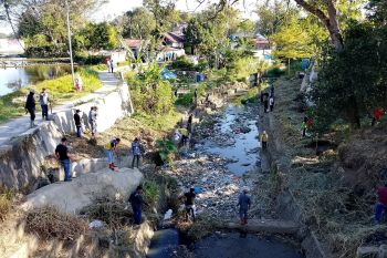 Komitmen wilayah rapi bersih, Wako Ramlan pimpin pembersihan aliran sungai di Bukittinggi
