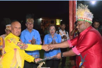 Bupati Biak beri SK penugasan kepala Sekolah Rakyat Samuel Yawan