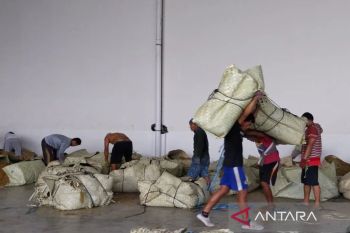 Pemkab Bangkalan berikan bantuan petani dan buruh pabrik tembakau