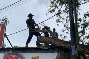 17 bangunan rusak akibat angin kencang