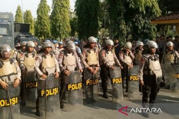 1.560 personel amankan aksi tolak relokasi dari TNTN di Kantor Gubernur Riau