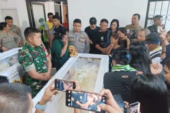 Rumah Sakit Bhayangkara serahkan Jenazah korban KM Barcelona V ke keluarga