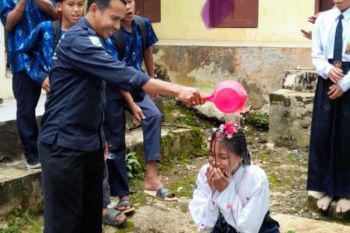 MPLS SMPN 3 Awayan ditutup dengan ritual siraman kembang
