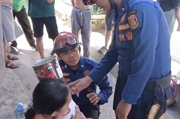 Kepala balita masuk kaleng biskuit, Damkar pun bertindak