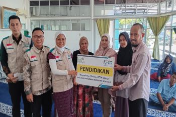 Semangat kemerdekaan, YBM PLN UP3 Padang salurkan bantuan pendidikan kepada 18 orang mustahiq