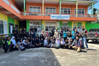 Berbagi syukur, 25 anak panti asuhan Aisyiyah terima bantuan dari PLN Payakumbuh