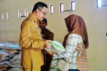 Bupati Magelang  salurkan bantuan pangan berupa beras di Desa Tempak
