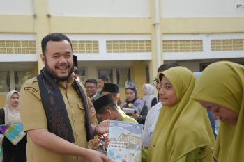 Progul Padang Juara, Wako Fadly Amran serahkan LKS gratis bagi siswa SMPN 25