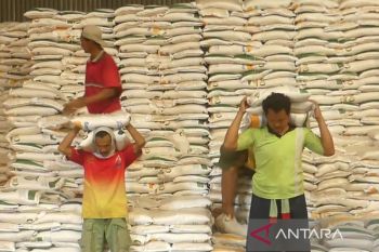 Perum Bulog Cabang Magelang sewa lima  gudang tambahan
