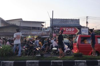 Serunya mengejar layangan putus jangan sampai abaikan keselamatan