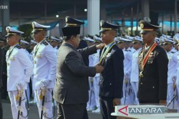 Presiden Prabowo sematkan  tanda pangkat ke delapan penerima Adhi Makayasa