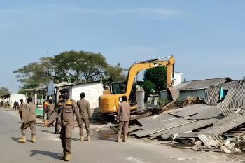 194 bangunan liar di bantaran Sungai Cidurian Tangerang dibongkar