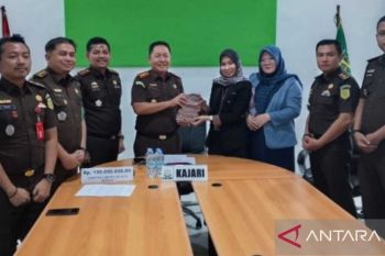 Kejari Lahat terima penitipan pengganti kerugian negara Rp150 juta