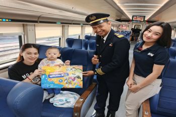KAI Daop 6 bagikan 380 buku mewarnai bertema kereta api
