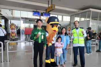 Petugas Bandara Juwata Tarakan Membagikan Parsel Pada HAN 2025